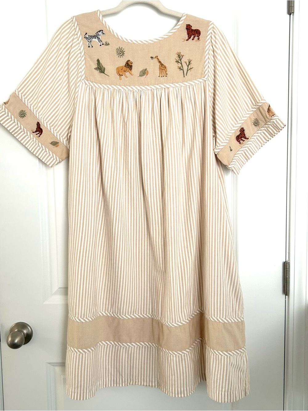 VTG Bechamel Embroidered Safari Animals Muumuu Dress Sz M Tan Cottage Granny